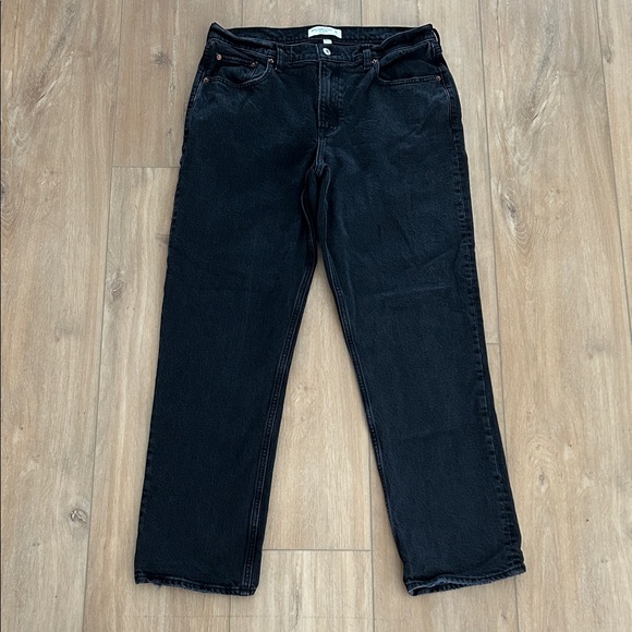 Abercrombie & Fitch Denim - Like new - ABERCROMBIE & FITCH The 90’s Straight Mid-Rise Jean in Black